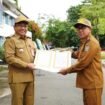 Sekda Banjar HM Hilman menyerahkan dokumen perjanjian kinerja 2025, Senin (24/2/2025). foto-RSB