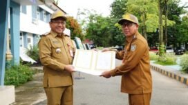 Sekda Banjar HM Hilman menyerahkan dokumen perjanjian kinerja 2025, Senin (24/2/2025). foto-RSB