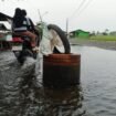 Jalan rusak berlobang dipasang drum di tengah banjir di Kampung Melayu Ilir, Martapura Timur, Kabupaten Banjar. foto-haris 