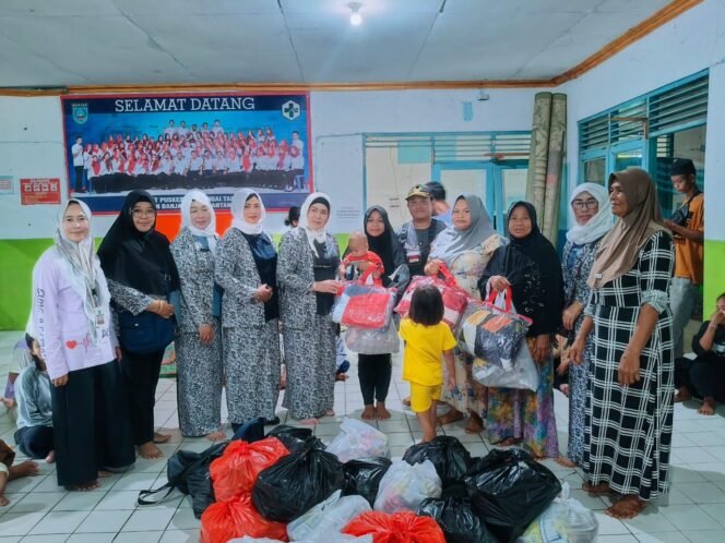 
 PD IBI Kalsel Salurkan 50 Paket Bantuan Korban Banjir di Sungai Tabuk