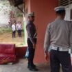 Polisi saat menggrebek rumah pelaku penyekapan wanita asal Lombok di Sungai Besar, Kota Banjarbaru. foto-istimewa