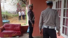 Polisi saat menggrebek rumah pelaku penyekapan wanita asal Lombok di Sungai Besar, Kota Banjarbaru. foto-istimewa