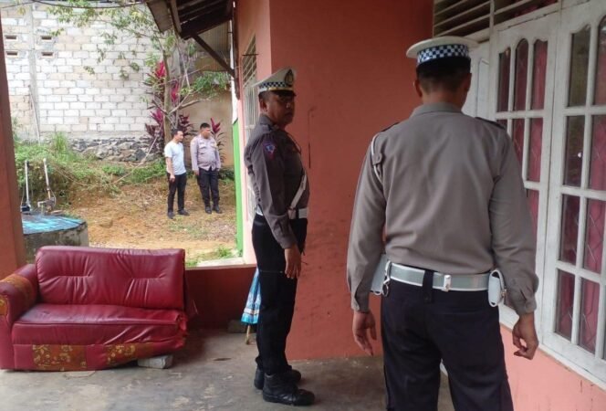 
 Polisi saat menggrebek rumah pelaku penyekapan wanita asal Lombok di Sungai Besar, Kota Banjarbaru. foto-istimewa