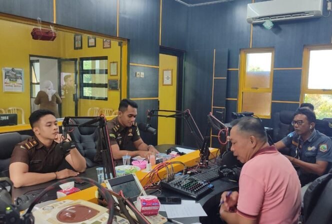 
 Kejari Kotabaru Sosialisasikan Program Jaga Desa Melalui Radio