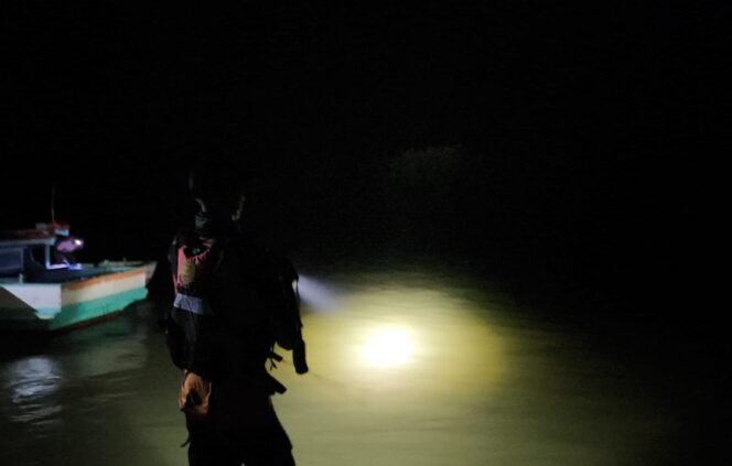 
 Tim SAR melakukan pencarian nelayan, Suriansyah (34), yang dilaporkan hilang di Perairan Desa Sebanti, Kabupaten Kotabaru, Rabu (12/2/2025). foto-Basarnas Banjarmasin