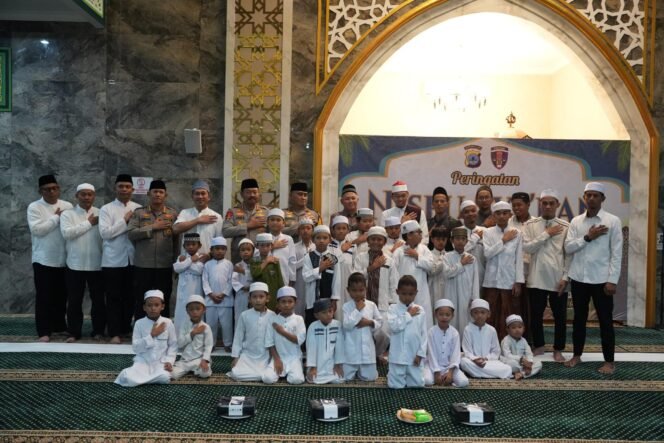 
 Polda Kalsel Gelar Doa Bersama Santri di Malam Nisfu Syakban