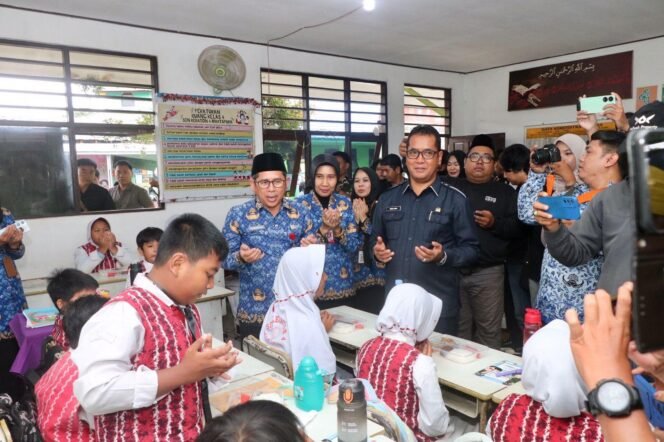 
 Program Makan Bergizi Gratis (MBG) Kabupaten Banjar resmi diluncurkan di SDN Keraton 4, Martapura, Senin (17/2/2025) pagi. foto-RSB
