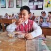 Siswa SDN 4 Keraton Kabupaten Banjar sedang menyantap menu makan bergizi gratis yang baru dilauching hari ini, Senin (17/2/2025). foto-haris