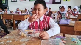 Siswa SDN 4 Keraton Kabupaten Banjar sedang menyantap menu makan bergizi gratis yang baru dilauching hari ini, Senin (17/2/2025). foto-haris