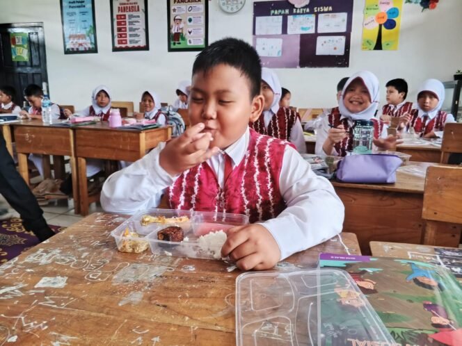 
 Siswa SDN 4 Keraton Kabupaten Banjar sedang menyantap menu makan bergizi gratis yang baru dilauching hari ini, Senin (17/2/2025). foto-haris