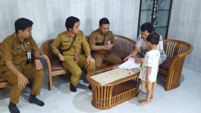 
 UPPD Martapura Laksanakan Program Door to Door kepada Para Penunggak Pajak.  foto- Bapenda Kalsel.