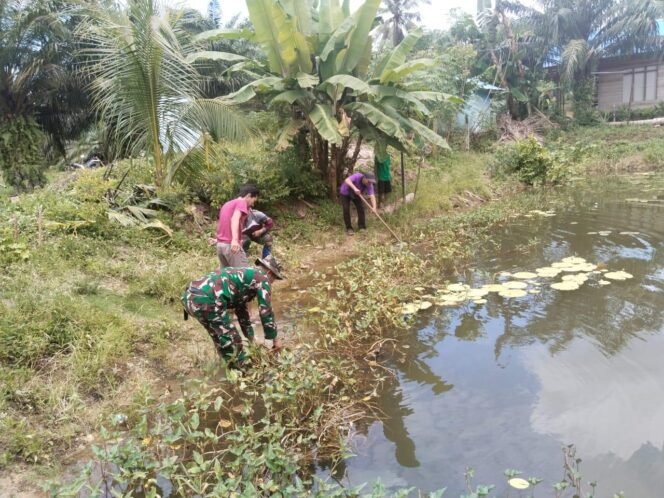 
 Satgas TMMD Ke-123 Bersama Warga Talusi Gotong Royong Bersihkan Embung