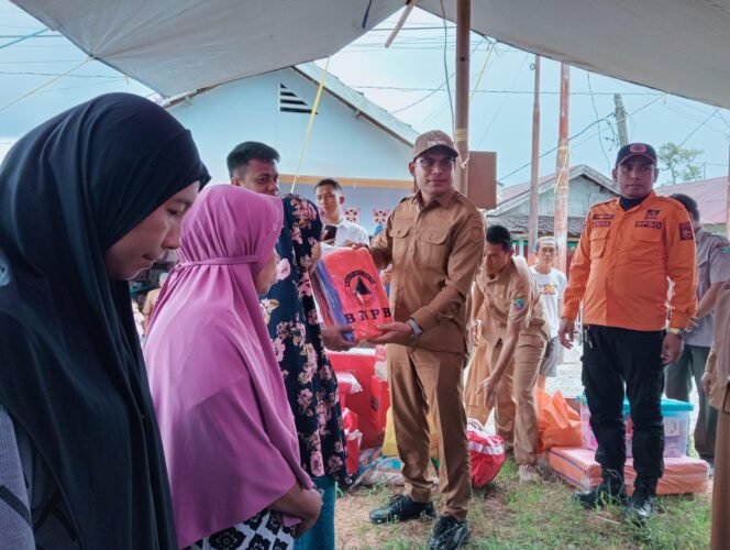 
 Wabup Kotabaru Serahkan Bantuan untuk Korban Kebakaran di Gunung Mandar