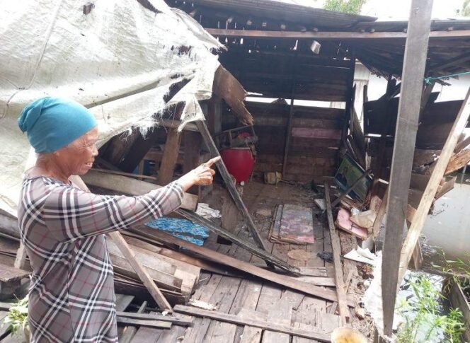 
 Angin Kencang Porak-porandakan Rumah di Gambut Banjar