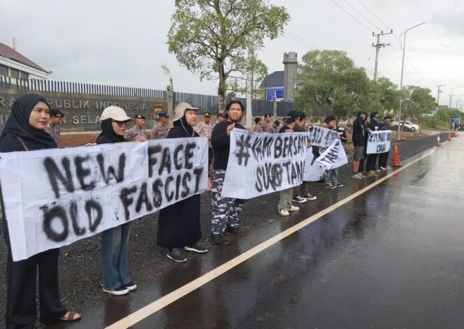
 Massa Aksi Kamisan di depan kantor Polda Kalsel, di Banjarbaru, Kamis (27/2/2025) sore. foto-hendra