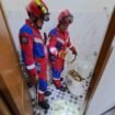 Petugas DPKP Banjar menangkap ular sanca dalam kloset, Minggu (9/2). foto-DPKP via Info publik