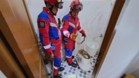 Petugas DPKP Banjar menangkap ular sanca dalam kloset, Minggu (9/2). foto-DPKP via Info publik