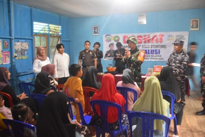 
 Satgas TMMD Kotabaru Berikan Makanan Tambahan Atasi Stunting di Desa Talusi