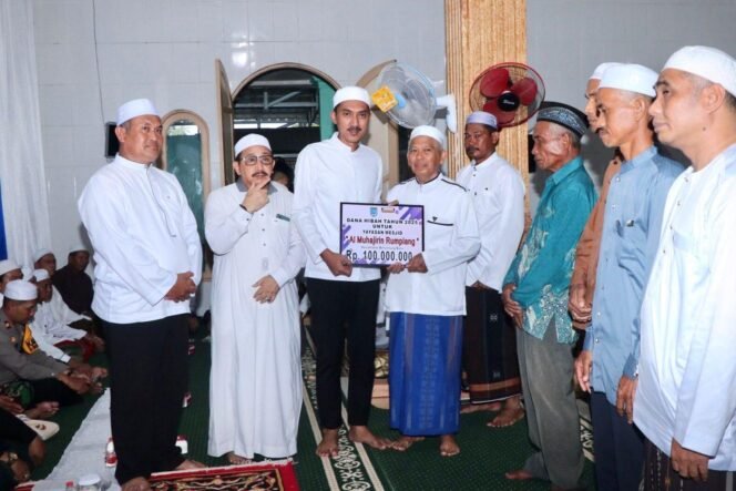 
 Bupati Banjar Serahkan Bantuan Rp632 Juta saat Safari Ramadan di Beruntung Baru