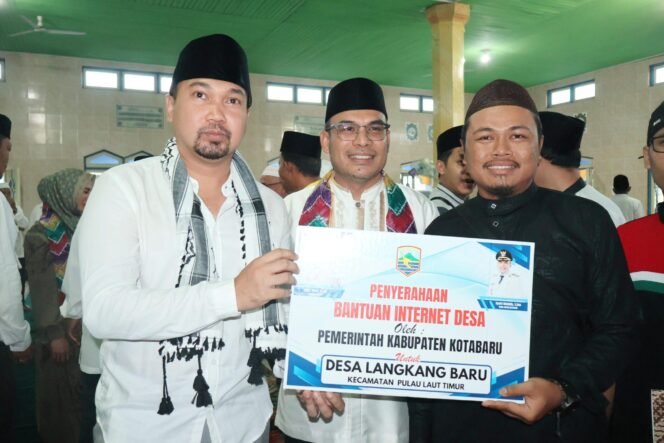 
 Wabup Kotabaru Salurkan Bantuan Saat Safari Ramadan di Dua Kecamatan
