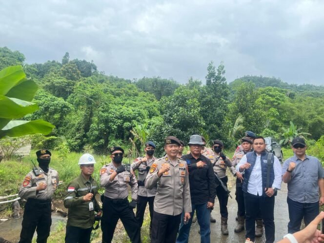 
 Satgas PT AGM dan Pamobvit Polda Kalsel Patroli Rutin di HST, Cegah Tambang Ilegal