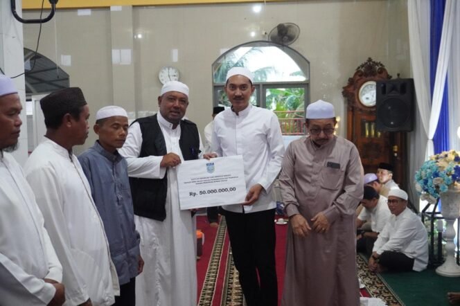 
 Safari Ramadan, Bupati Banjar Silaturahmi ke Desa Penggalaman dan Serahkan Bantuan