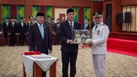 Sertijab dari HM Aditya Mufti Ariffin, Wali Kota Banjarbaru periode 2021-2025, kepada Subhan Nor Yaumil sebagai Pj Walikota Banjarbaru, Kamis (27/3/2025). foto-MC Banjarbaru