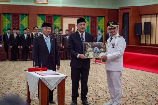 
 Sertijab dari HM Aditya Mufti Ariffin, Wali Kota Banjarbaru periode 2021-2025, kepada Subhan Nor Yaumil sebagai Pj Walikota Banjarbaru, Kamis (27/3/2025). foto-MC Banjarbaru