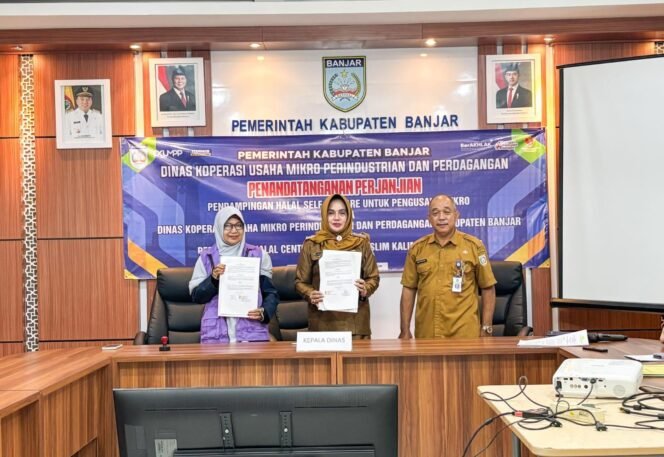 
 acara Penandatanganan Perjanjian Pendampingan Halal Self Declare, dari perwakilan Halal Center Cendekia Muslim (HCCM) Kalsel, Senin (3/3/2025). foto-haris