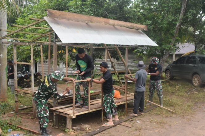
 Satgas TMMD Kotabaru Bersama Warga Talusi Rehabilitasi Poskamling