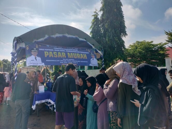 
 DKPP Salurkan 100 Bungkus Beras Siam di Pasar Murah Ramadan