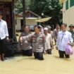 Kapolres Balangan, AKBP Riza Muttaqin mendatangi Desa Juai untuk memberikan bantuan kepada korban banjir, Selasa (4/3/2025). foto-istimewa