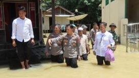 Kapolres Balangan, AKBP Riza Muttaqin mendatangi Desa Juai untuk memberikan bantuan kepada korban banjir, Selasa (4/3/2025). foto-istimewa