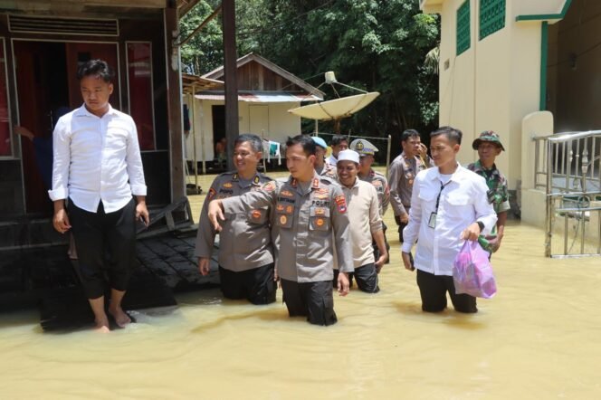 
 Kapolres Balangan, AKBP Riza Muttaqin mendatangi Desa Juai untuk memberikan bantuan kepada korban banjir, Selasa (4/3/2025). foto-istimewa