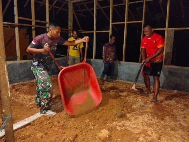 
 Satgas TMMD ke-123 Bersama Warga Talusi Percepat Pengerjaan Rehab Musala di Malam Hari