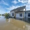 Banjir di RT 12 Desa Bincau, Kecamatan Martapura, Kabupaten Banjar terus meningkat meski cuaca sedang panas pada Sabtu (8/3/2025). foto-riceknews 