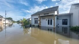 Banjir di RT 12 Desa Bincau, Kecamatan Martapura, Kabupaten Banjar terus meningkat meski cuaca sedang panas pada Sabtu (8/3/2025). foto-riceknews 
