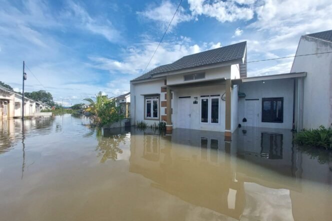 
 Banjir di RT 12 Desa Bincau, Kecamatan Martapura, Kabupaten Banjar terus meningkat meski cuaca sedang panas pada Sabtu (8/3/2025). foto-riceknews 