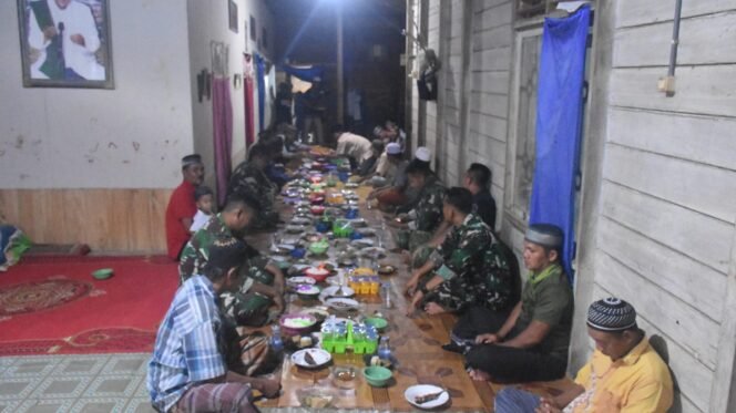 
 Satgas TMMD Bukber dengan Warga Desa Talusi Kotabaru