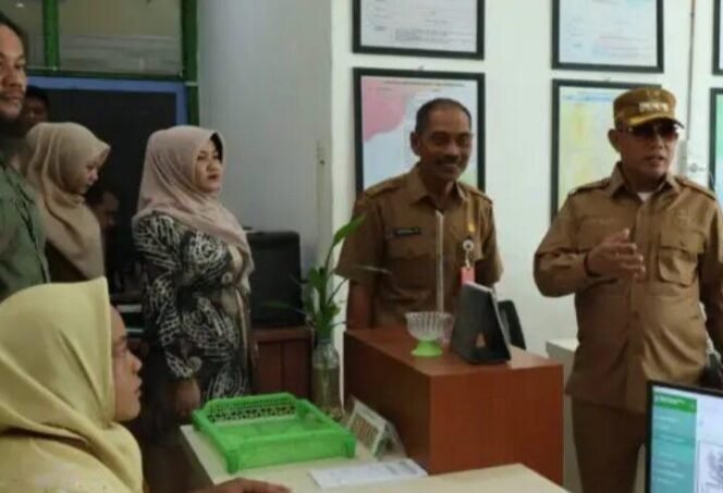 
 Bupati Kotabaru Tinjau Pelayanan Disdukcapil, Tekankan Pelayanan Cepat dan Transparan