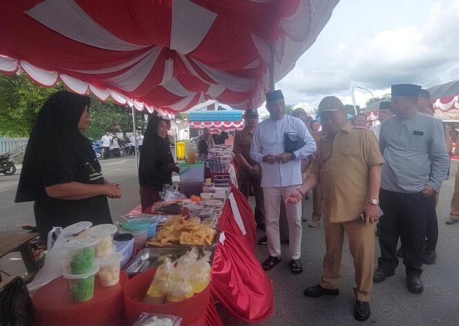 
 Bupati Kapuas Borong Takjil, Dukung UMKM di Pasar Ramadhan