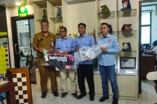 
 Pemkab Kotabaru Serahkan Alat Latihan untuk 17 Cabor Hadapi Porprov 2025