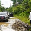 Wakil Bupati Kotabaru, Syairi Mukhlis, meninjau kondisi jalan rusak di Kecamatan Sampanahan pada Selasa (11/3/2025). foto-istimewa