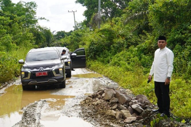 
 Wakil Bupati Kotabaru, Syairi Mukhlis, meninjau kondisi jalan rusak di Kecamatan Sampanahan pada Selasa (11/3/2025). foto-istimewa