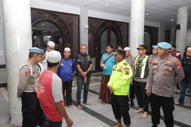 
 Penusukan di Masjid Al Karomah Martapura, Polisi Buru Pelaku