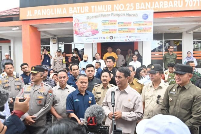 
 Polda Kalsel Dampingi Mentan Cek Harga Bahan Pokok di Banjarbaru