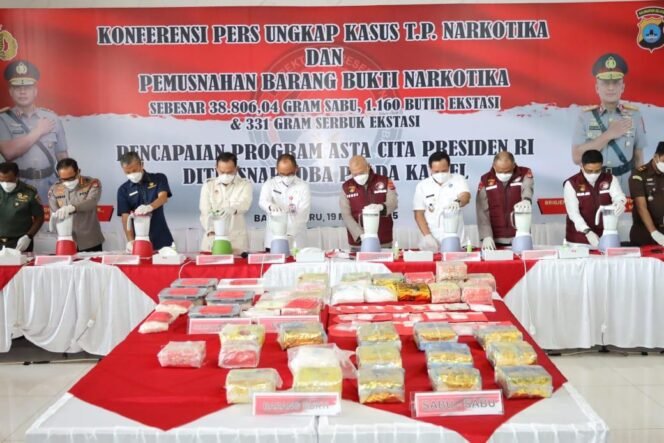 
 Kapolda Kalsel pimpin pemusnahan barbuk narkoba senilai Rp40 miliar, Rabu (19/3/2025). foto-istimewa