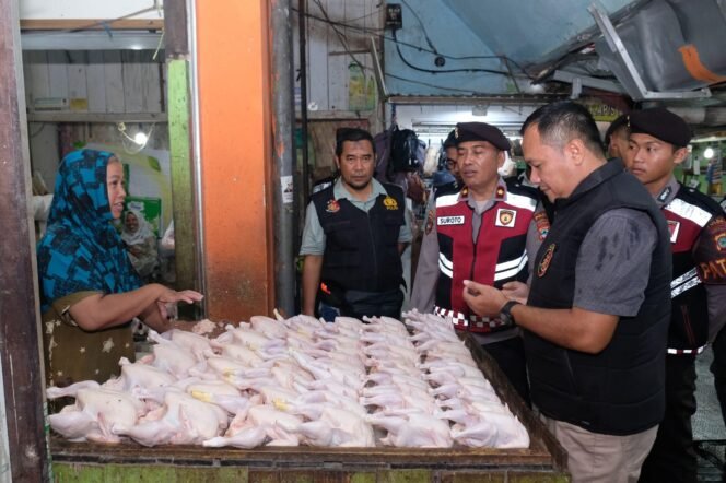 
 Satgas Pangan Polda Kalsel Pantau Harga Bahan Pokok di Pasar Kuripan Jelang Lebaran
