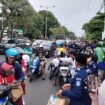 BPH CPC Peradi Mtp-Bjb berbagi takjil di Jalan A Yani depan Taman Bougenville Kota Banjarbaru, Jumat (21/3/2025).