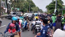 BPH CPC Peradi Mtp-Bjb berbagi takjil di Jalan A Yani depan Taman Bougenville Kota Banjarbaru, Jumat (21/3/2025).